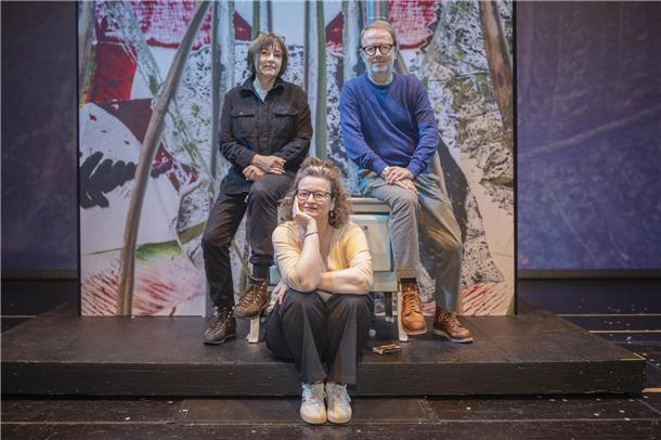 Stadttheater zeigt zur Weihnachtszeit Preußler-Stück „Der goldene Brunnen“ Sie sorgen nicht nur für magische Momente beim „Goldenen Brunnen“: Kostümbildnerin Viola Schütze (links), JUB-Leiterin Bianca Sue Henne und Bühnenbildner Sven Hansen.