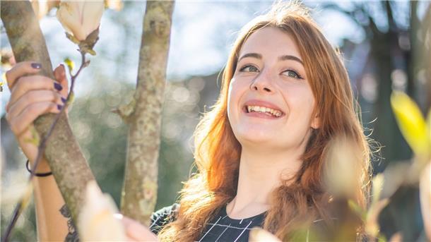 Sie sprüht vor Lebenslust: Vanessa Kluge Seemann (21) steckt gerade in den Abschlussprüfungen zur Bestattungsfachkraft - als einzige in Bremerhaven.