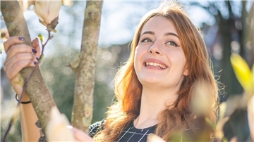 Sie sprüht vor Lebenslust: Vanessa Kluge Seemann (21) steckt gerade in den Abschlussprüfungen zur Bestattungsfachkraft - als einzige in Bremerhaven.