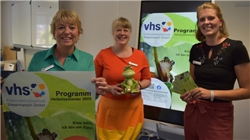 Drei Frauen werben für das Herbstsemester-Programm