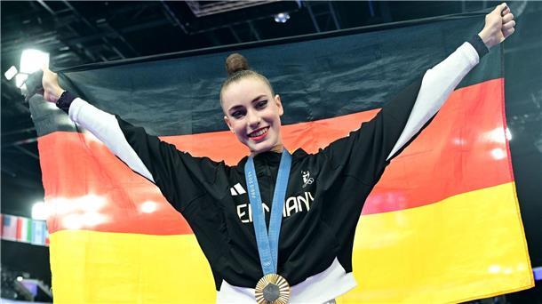 Sportler des Jahres: Märtens und Ogunleye favorisiert Sie strahlte über Olympia-Gold in der Rhythmischen Sportgymnastik: Darja Varfolomeev.
