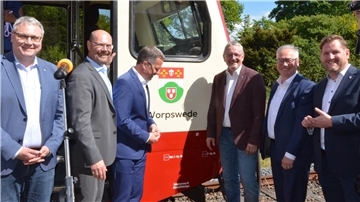 Sie tauften am Sonnabend den neu gestalteten Moorexpress-Triebwagen 628 151 der EVB: Landrat Marco Prietz, EVB-Geschäftsführer Christoph Grimm, der Stader Landrat Kai Seefried, der Osterholzer Landrat Bernd Lütjen, Worpswedes Bürgermeister Stefan Schwenke und Gnarrenburgs Gemeindebürgermeister Marc Breitenfeld.