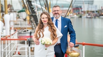 Ein Brautpaar auf einem Schiff.