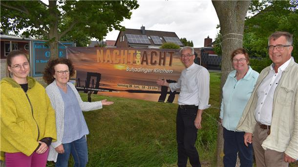 Ein versunkenes Butjadinger Dorf taucht wieder auf Sie weisen auf ein Banner für die „Nacht der Acht“ am Sonnabend in Butjadingen hin (von links): Julia Poustourlis und Susanne Hübler vom Kirchenteam Waddens, der katholische Pastor Michael Kenkel, Pastorin Susanne Stephan und Pastor Dietmar Reumann-Claßen.