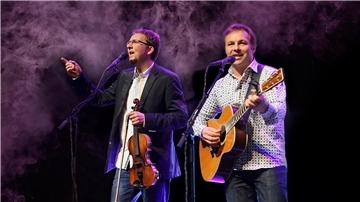 Sie wollen dem Original alle Ehre machen: Michael Frank (Gesang & Gitarre), Guido Reuter (Gesang, Geige, Flöte und Klavier) sind Teil der „Simon & Garfunkel Revival Band“.