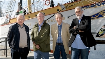 Sie wollen den Bremerhavener "Doc-Treff" stemmen: (von links) Prof. Dr. Manfred Anlauf, Dr. Gunnar Wagner, Harald Klinge, Doraid Mouarrawy. Auf dem Bild fehlt Dr. Ulrich Tholl, der seine Unterstützung bereits angeboten hat.