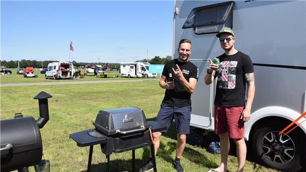 Sie zählen am Freitag zu den ersten Besuchern auf dem Campinggelände des „Rock den Lukas“-Festivals in Tarmstedt: ´die Brüder René und André Freise aus dem Landkreis Stade.