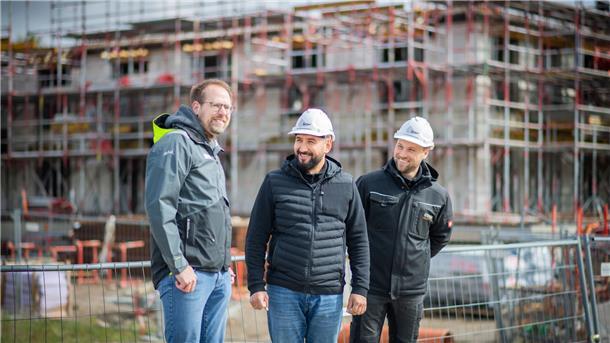 Es wächst rasant empor - das neue Bremerhavener Kistner-Quartier am Ufer der Geeste. Hier begehen die Investoren Lars Wübben und Jaroslav Gerbatowski mit Bauleiter Pascal Meyer die Großbaustelle.