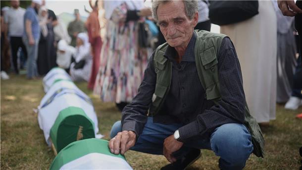 Sieben weitere identifizierte Opfer des Massakers von Srebrenica von 1995 werden am Internationalen Gedenktag beigesetzt.