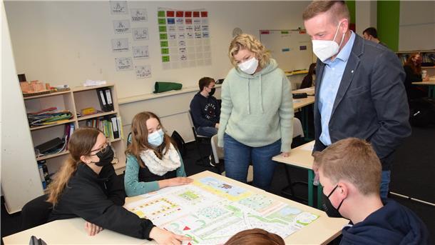 Siebtklässler der Selsinger Oberschule präsentieren den Kommunalpolitikern Silke Kriete und Harald Hauschild Pläne von ihrer Traumstadt und richteten viele Fragen an die beiden Volksvertreter.