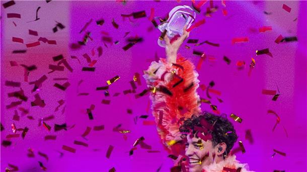 Nach Skandal-ESC von Malmö: Grand Prix vor Scherbenhaufen Sieger Nemo jubelt mit der zerbrochenen Trophäe - umgeben von Konfetti. Doch beim ESC ist lange nicht mehr alles Gold was glänzt.
