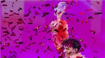 Sieger Nemo jubelt mit der zerbrochenen Trophäe - umgeben von Konfetti. Doch beim ESC ist lange nicht mehr alles Gold was glänzt.
