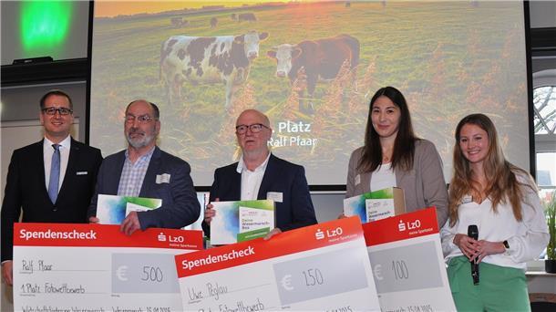 So schön ist die Wesermarsch: Sieger des Fotowettbewerbs ausgezeichnet Siegerehrung beim Fotowettbewerb des Landkreises (von links): Landrat Stephan Siefken, Sieger Ralf Pfaar, der Zweitplatzierte Uwe Peglau, die Drittplatzierte Catharina Pedersen und Isa Grube von der Wirtschaftsförderung Wesermarsch. Im Hintergrund das Siegerbild.