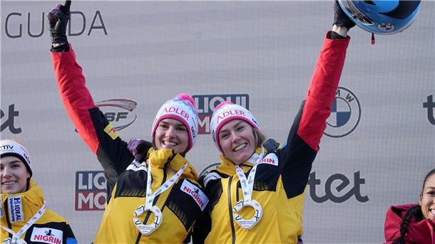 Nolte gewinnt auch zweites Zweierbob-Rennen der Saison Siegerin Laura Nolte (r) und Neele Schuten aus Deutschland jubeln bei der Siegerehrung. Auch diesmal gewann Nolte, allerdings mit einer neuen Anschieberin.