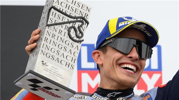 Auch ohne deutsches Zugpferd: MotoGP lockt die Massen Siegerlächeln: Marc Márquez gilt als König des Sachsenrings.