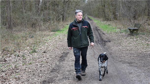 Das Foto zeigt Siegfried Rakowitz aus Zeven mit seiner Deutsch-Kurzhaar-Dame Fine.