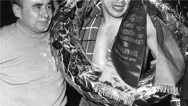 Boxer-Idol „Bubi“ Scholz - vom Star zum Todesschützen Siegreich reckt Gustav „Bubi“ Scholz nach einem gewonnen Europameisterschaftskampf die Faust - neben ihm sein Trainer Lado Taubeneck.