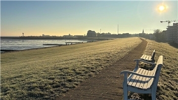 Sieht es hier bald nicht mehr so aus? Der winterliche Frost setzt sich auf das Gras: ein sonniger Morgen in der Grimmershörnbucht, die bald durch einen innovativen Masterplan aufgewertet werden könnte.
