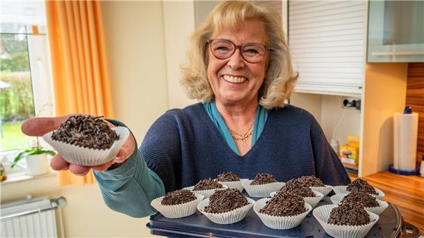Die Heilpraktikerin Angelika Prigge-Jugsch zeigt uns ihr Rezept für Rumkugeln.
