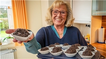 Die Heilpraktikerin Angelika Prigge-Jugsch zeigt uns ihr Rezept für Rumkugeln.