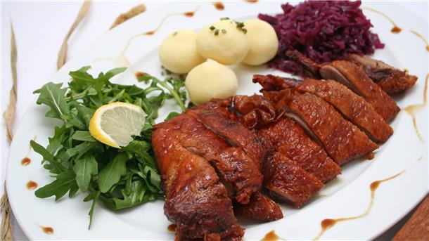 Es kommt auf die Menge an: Diese Tipps gibt Ernährungs-Doc Matthias Riedl Sie lecker aus, ist - rein ernährungswissenschaftlich - aber nicht das Maß aller Dinge: Gänsebraten mit Rotkohl und Kartoffelklößen.