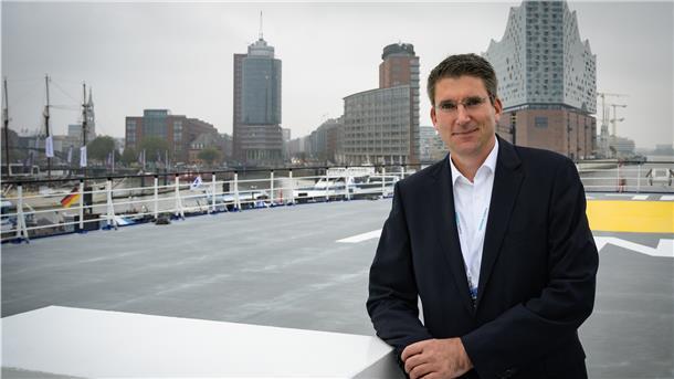 Siemens Gamesa Deutschland-Chef Marc Becker auf derm Service-Schiff Bibby Wavemaster Horizon im Hamburger Hafen.