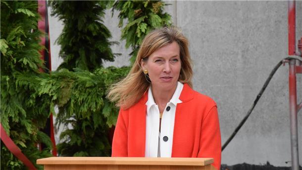 Warum in Seedorf eine gigantische Hallenschießanlage für Soldaten entsteht Siemtje Möller, Parlamentarische Staatssekretärin beim Bundesminister der Verteidigung.