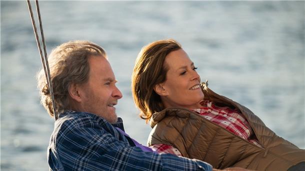 Oscar-Preisträger Kevin Kline wird 75 Sigourney Weaver als Hildy Good und Kevin Kline als Frank Getchell in „The Good House“.