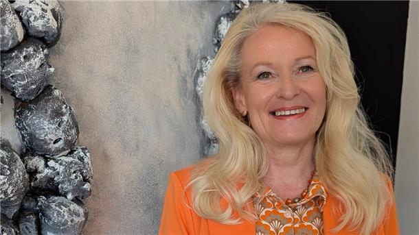 Eine blonde Frau. Sigrid Fuhrmann-La Mura kombiniert Materialien zu strukturellen Kunstwerken.