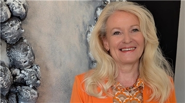 Eine blonde Frau. Sigrid Fuhrmann-La Mura kombiniert Materialien zu strukturellen Kunstwerken.