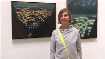 Silke Silkeborg steht vor einem ihrer Bilder.