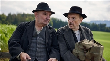 Silvan Heingeiger (Sigi Zimmerschied, l.) nimmt den Schuster Julius Kraus (Josef Hader) mit seiner Kutsche mit zum Leder kaufen in einer Szene des Fernsehzweiteilers „Sturm kommt auf“.