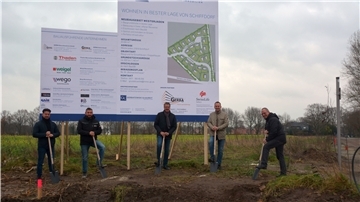 Silvester Gerbatowski (links), Jaroslav Gerbatowski, Gemeindebürgermeister Klaus Wirth, Alexander Kaireit und Bauamtsleiter Stefan Grün kommen zum ersten Spatenstich am Neubaugebiet Westerjarden in Schiffdorf zusammen.