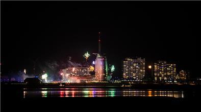 Silvesterfeuerwerk über der Silhouette von Bremerhaven 2022/23, aufgenommen aus Blexen. Foto: Hartmann