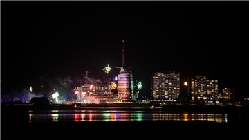 Silvesterfeuerwerk über der Silhouette von Bremerhaven 2022/23, aufgenommen aus Blexen. Foto: Hartmann