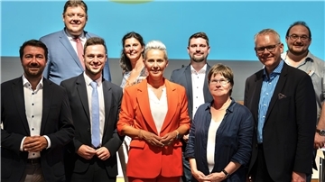Silvia Breher (Mitte) wurde als Vorsitzende bestätigt. Hier steht sie zusammen mit (von links) Jochen Steinkamp, Jens Nacke, Jan Gutzeit, Katharina Willenbrink, Niklas Howad, Christel Barthelmei, Björn Thümler und Daniel Kaszanics (Landesgeschäftsführer).