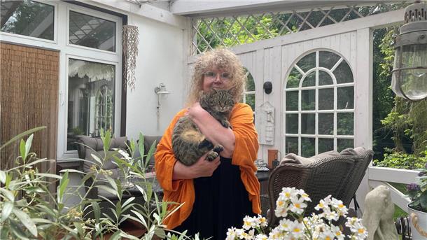 Frau mit Katze