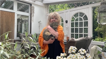 Frau mit Katze