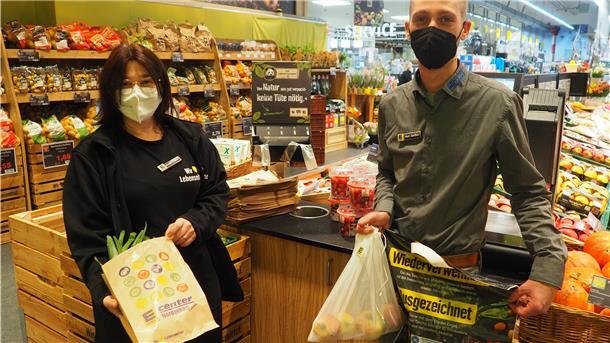 Silvia Lauer-Pargmann, Mitarbeiterin der Obst- und Gemüseabteilung und Keno Janßen, stellvertretender Marktleiter, präsentieren die Verpackungsmöglichkeiten im Edeka-Center Lehrke.