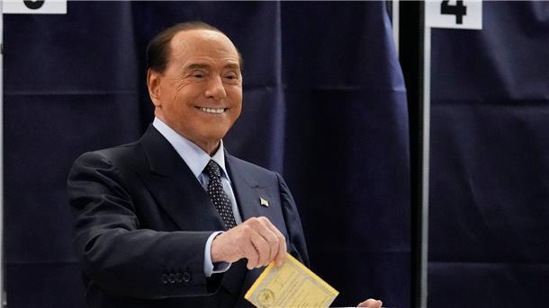 Wahl in Italien und Sorge in Europa vor Rechtsruck Silvio Berlusconi, Vorsitzender der rechtspopulistischen Forza Italia, gibt seine Stimme in einem Wahllokal ab.