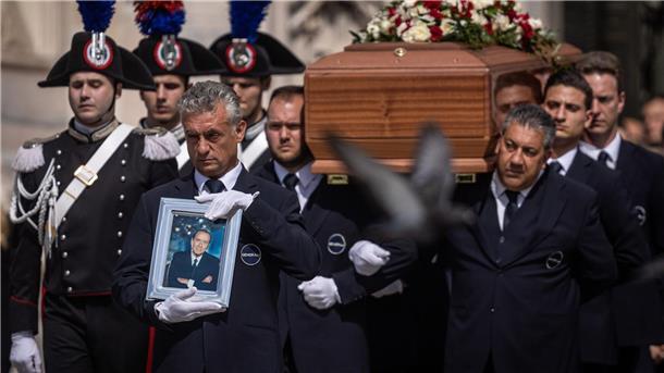 „Grazie Silvio!“: Italien verabschiedet Berlusconi Silvio Berlusconis Sarg wird aus dem Mailänder Dom getragen.
