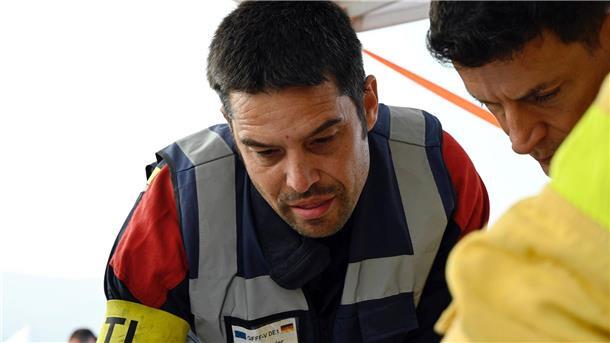 Simon Friz (links), Teamleiter der insgesamt 67 Feuerwehrleute aus Bonn, Düsseldorf und Celle, die bei der Bekämpfung schwerer Waldbrände in Spanien geholfen haben, bei einer Einsatzbesprechung. Für die Deutschen ging es auch darum, das Wissen ihrer südeuropäischen Kollegen mit nach Deutschland zu nehmen. (Archivbild)