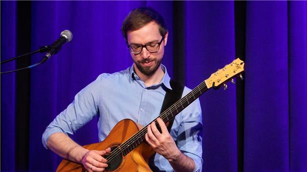 So genial war der Konzertabend mit dem Gitarristen Simon Wahl in Nordenham Simon Wahl führt mit großem Charme durch das Programm, erklärt musikalische Zusammenhänge auf einfache, verständliche Art und Weise.