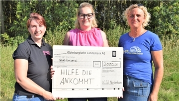 Simone Nierobisch (Schatzmeisterin, links) und Jana Bens (Präsidentin, Mitte) übergaben jetzt einen 2000-Euro-Scheck an Britta Veit. Sie kümmert sich bei dem Ukraine-Hilfsprojekt mehrerer deutscher Serviceclubs um den Einkauf.