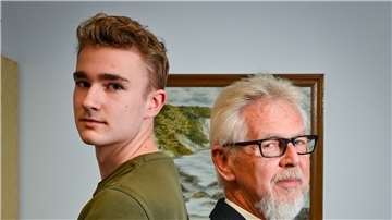 Sind bei vielen Themen gar nicht weit auseinander: Christopher Jesse (Grüne, links) aus Altenbruch, mit 18 Jahren jüngster Abgeordneter im Kreistag, und Henry Kowalewski (SPD) aus Midlum, mit 73 Jahren ältestes Mitglied im neuen Kreistag. 
