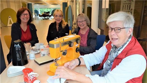 Sind mächtig gespannt, wie das Repair-Café in Bad Bederkesa angenommen wird (von links): Anja Fink (Ehrenamtliche aus Neuenwalde), Dr. Marie-Louise Rendant (Leiterin der VHS), Ute Cent (Seniorenbeirat Geestland) und Margret Kirsch (Ehrenamtliche aus Bad Bederkesa).