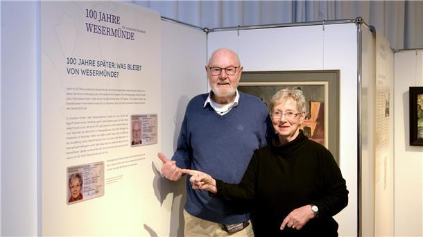 Das Ehepaar von Häfen steht an "seinem" Ausstellungsposter.