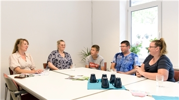 Sind nach wie vor gut im Gespräch (von links): die AWO-Mitarbeiterinnen Kerstin Nieschulze und Sylvia Stelljes mit Maximilian, Matthias und Swea Wendlandt.
