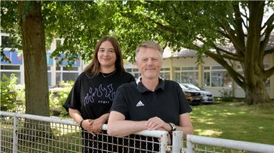 Von der Oberschule Geestemünde: Schülerin Tiffany Eva und Schulleiter Stephan Penning