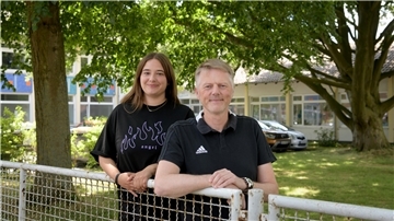Von der Oberschule Geestemünde: Schülerin Tiffany Eva und Schulleiter Stephan Penning